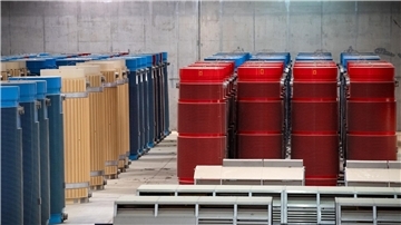 Behälter mit hochradioaktiven Abfällen und Transporthauben stehen im atomaren Zwischenlager Gorleben.