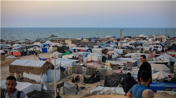 Behelfsmäßige Zelte für vertriebene Palästinenser stehen im Mawasi-Gebiet in der Stadt Chan Junis im südlichen Gazastreifen.