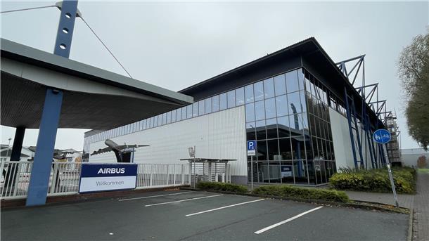 Mann beschädigt Rumpfschale bei Airbus in Nordenham: War es ein Racheakt? Eingang zum Airbus-Werk in Nordenham-Einswarden.