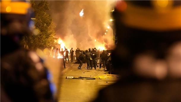 Frankreich will nach Krawallen härter durchgreifen Bei Ausschreitungen in Naterre stehen sich Polizeikräfte und Jugendliche gegenüber.