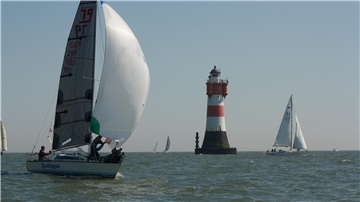 Segler umrunden den Roter-Sand-Leuchtturm