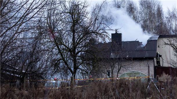Frachtflugzeug abgestürzt - Was wir wissen und was nicht Bei dem Absturz des Flugzeugs trafen Trümmerteile auch ein Wohnhaus.