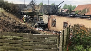 Bei dem Brand auf dem Gelände sind mehrere Menschen verletzt worden.