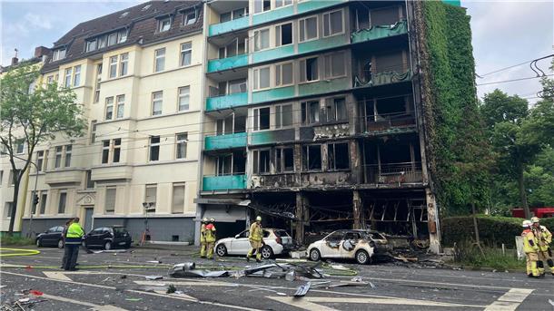 Bild der Verwüstung: Drei Tote nach Brand in Düsseldorf Bei dem Brand des Wohnhauses in Düsseldorf gab es Tote und Verletzte.