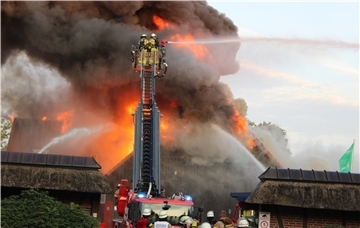 Feuerwehreinsatz bei einem Großbrand in Bardenfleth