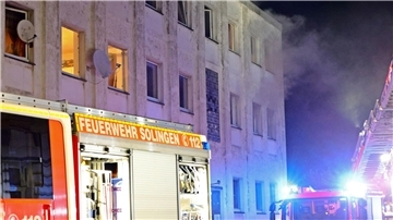 Bei dem Hausbrand in Solingen sind etliche Menschen verletzt worden, darunter auch die Besatzung des ersten eingetroffenen Rettungswagen.