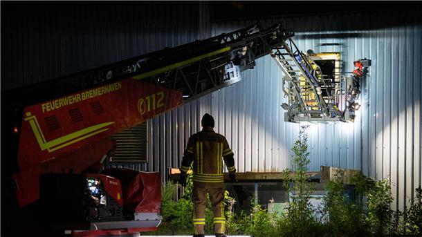 Rauchpilz über Leherheide: Großalarm mit 100 Rettungskräften am Sonntagabend Bei dem Löscheinsatz in Leherheide hatte die Bremrhavener Feuerwehr Unterstützung von THW und Rettungsdienst.