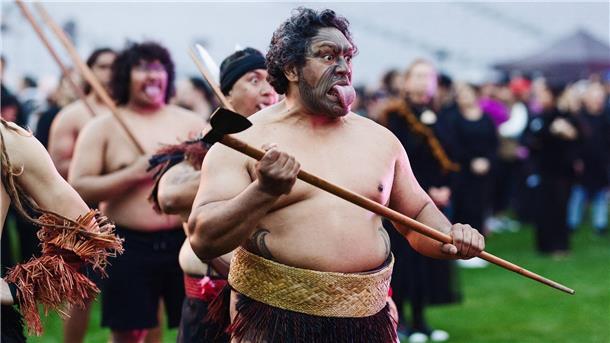 Der Tanz der Maori: Neuseeland holt Haka-Weltrekord heim Bei dem Maori-Ritual spielen Mimik, Gestik und die Zunge eine große Rolle.