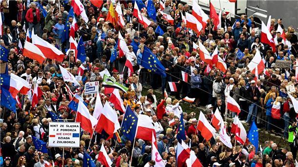 Bei dem Protest waren viele Polen- und EU-Flaggen zu sehen.