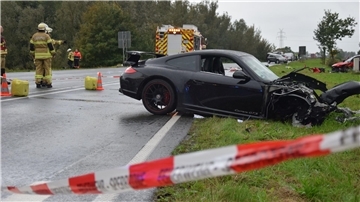 Wrack eines Porsches nach einem schweren Unfall auf der Bundesstraße 212 in Stadland. Der Fahrer steht in Nordenham vor Gericht. Ihm wird fahrlässige Tötung vorgeworfen.
