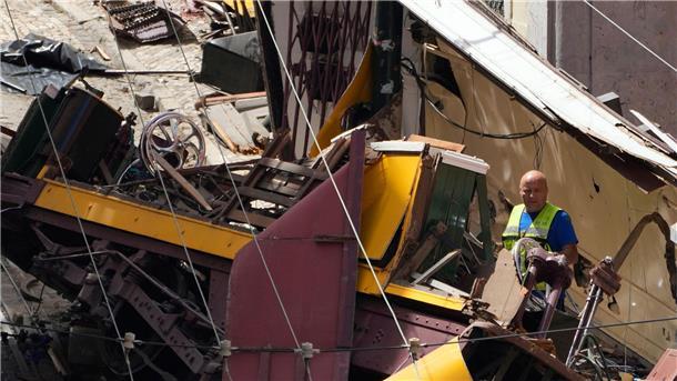 Erster Bericht: Kabel löste sich von Todes-Bahn in Lissabon Bei dem schwersten Unglück dieser Art mit Standseilbahnen in Lissabon sind 16 Menschen ums Leben gekommen und 21 zum Teil schwer verletzt worden.