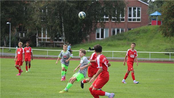 Bei dem U14-Junioren-Turnier in Wehdel waren viele packende Szenen zu sehen, wie hier im Spiel Holstein Kiel gegen JSG Schiffdorf/Sellstedt/Wehdel, das 0:0 ausging. 
