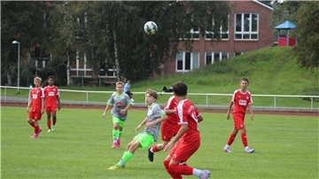 Bei dem U14-Junioren-Turnier in Wehdel waren viele packende Szenen zu sehen, wie hier im Spiel Holstein Kiel gegen JSG Schiffdorf/Sellstedt/Wehdel, das 0:0 ausging. 