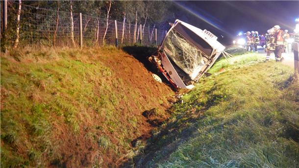 Unfall auf der A1: Bus fährt auf Lkw auf und schleudert in den Graben Bei dem Unfall auf der A1 entstand insgesamt ein Schaden von geschätzt über 100.000 Euro.