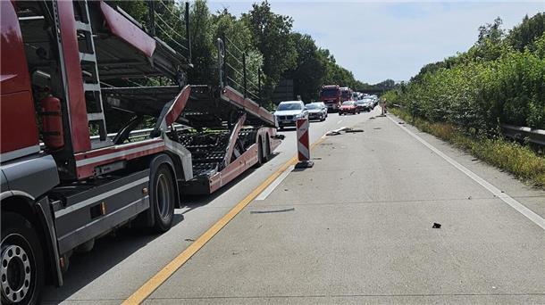 Hoher Schaden: Autofahrer kollidiert auf der A27 mit Warnbaken Unfallstelle im Baustellenbereich auf der A27.