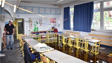 Bei dem verheerenden Dachstuhlbrand am 14. Mai sind alle Schulräume in Schwei durch Löschwasser stark in Mitleidenschaft gezogen worden. Ob und wann hier wieder Unterricht stattfinden kann, ist unklar.