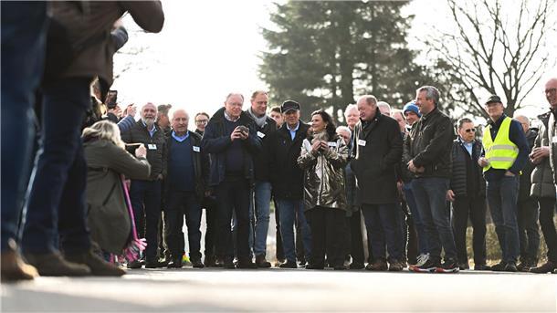 Ministerpräsident Weil boßelt in Ostfriesland Bei dem Wettbewerb treffen jedes Jahr Politiker aus der Region und der Landeshauptstadt auf Vertreter von Wirtschaft, Verbänden und Behörden.