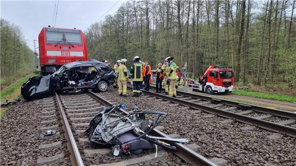 Ermittlungen nach tödlichem Bahnunfall „in vollem Gange“ Bei dem Zusammenstoß sind drei Menschen ums Leben gekommen.