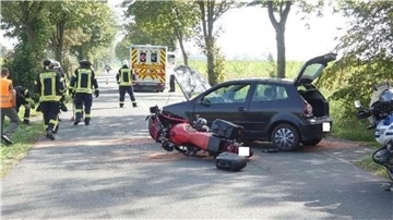 Bei dem Zusammenstoß zwischen einem Motorrad und einem Auto wurde der Motorradfahrer schwer verletzt.