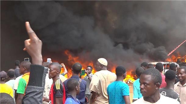 Putsch im Niger: General ernennt sich zum neuen Machthaber Bei Demonstrationen haben Unterstützer der Putschisten die Zentrale der Präsidentenpartei laut Medienberichten in Brand gesetzt.