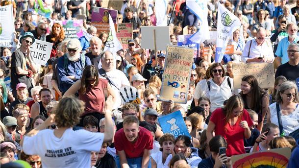Mehr alte als junge Leute Bei Demos von Fridays for Future sind eher mehr Jugendliche zu sehen als sonst auf den Straßen.