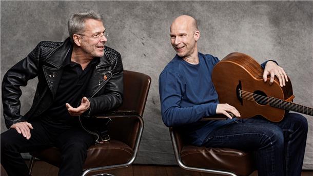 Bei den CD-Aufnahmen von Songpoet Reinhard Mey (links) ist Gitarrist Jens Kommnick aus Wremen regelmäßig dabei.