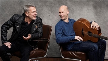 Bei den CD-Aufnahmen von Songpoet Reinhard Mey (links) ist Gitarrist Jens Kommnick aus Wremen regelmäßig dabei.