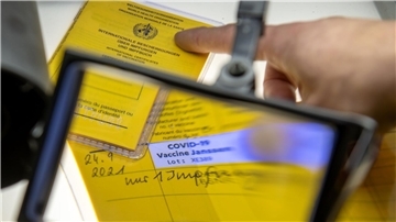 Bei den Ermittlungen gegen einen Arzt wegen manipulierter Corona-Impfungen wurden von der Kripo auch sichergestellte Impfpässe untersucht. Nun ist der gesuchte Mediziner nach jahrelanger Flucht in Südamerika gefasst worden. (Archivfoto)