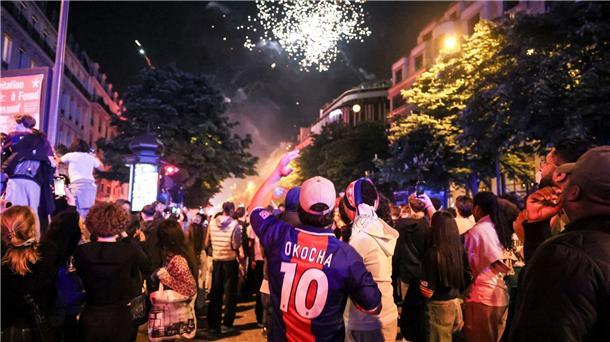 Festnahmen und Verletzte nach PSG-Sieg gegen Arsenal Bei den Feiern nach dem PSG-Sieg gab es Ausschreitungen mit 43 Festnahmen sowie einen Zwischenfall mit drei Verletzten.