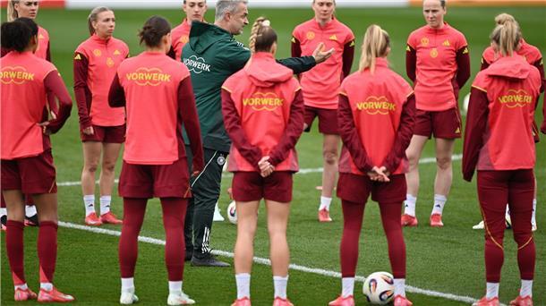 Bei den Fußballerinnen ist doch einiges anders für Christian Wück
