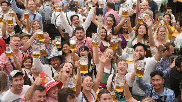 Sonne, Bier und Prominente: Münchner Oktoberfest eröffnet Bei den Gästen im Hofbräuzelt herrscht ausgelassene Stimmung.