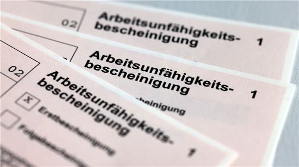 Krankenkassen: Ungewöhnlich viele Krankmeldungen im Sommer Bei den Krankschreibungen im Job hat sich in diesem Sommer nach einer Auswertung der Krankenkasse DAK-Gesundheit eine starke Erkältungswelle gezeigt.