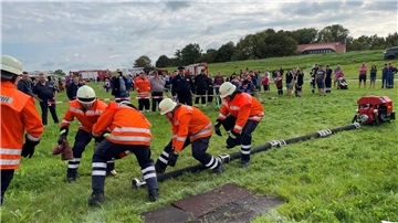 Bei den Leistungsvergleichen zeigten die Feuerwehren der Gemeinden Beverstedt, Hagen und Loxstedt ihre tollen Leistungen. Hier stellt die Gruppe Loxstedt eine Wasserentnahme mittels Saugschläuchen her.