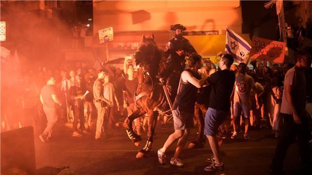 Israel: Auf Einsatz im Libanon vorbereitet Bei den Massenprotesten gegen Netanjahus Regierung in Tel Aviv kam es zu Rangeleien mit der Polizei.