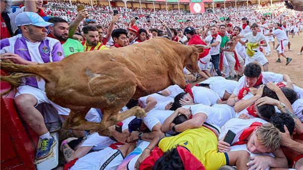 Zehntausende feiern in Spanien Start der blutigen Stierhatz Bei den Mutproben der vorwiegend jungen Läufer gibt es jedes Jahr mehrere Verletzte. (Archivbild)