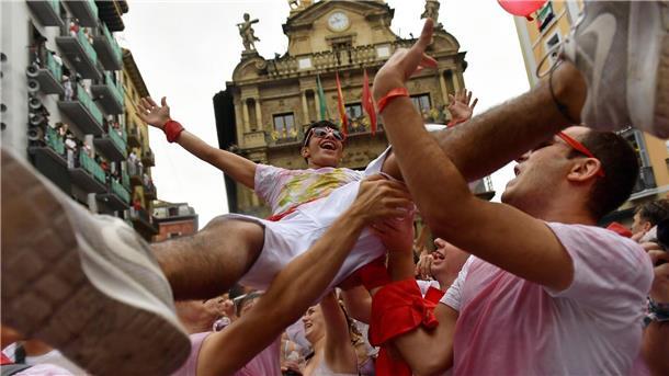 Zehntausende feiern in Spanien Start der blutigen Stierhatz Bei den Sanfermines fließen Rotwein und Sangría in rauen Mengen.