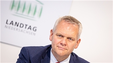 Bei den Zweitstimmen hat die CDU im Wahlkreis 71 ein deutlich schlechteres Ergebnis erzielt als Björn Thümler bei den Erststimmen. Das, so der Berner, stimme ihn ein wenig versöhnlich. Es zeige, dass „man doch als Persönlichkeit wahrgenommen wird“.