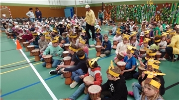 Kinder mit Kopfschmuck und Trommeln. An der Grundschule Butjadingen in Burhave fand eine Projektwoche zum Thema Afrika statt.