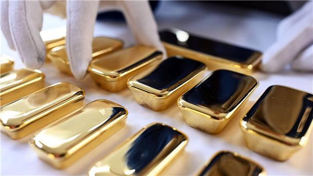 Goldpreis auf tiefstem Stand seit fast einem halben Jahr Bei der Agosi AG in Pforzheim werden frisch gegossene Goldbarren gezeigt. Derzeit sinkt der Goldpreis immer weiter ab.
