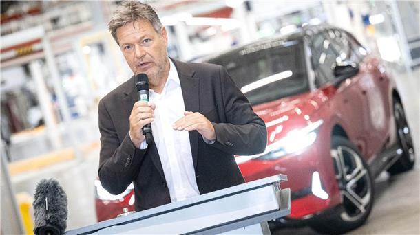 Habeck will Markt für Elektroautos ankurbeln Bei der angestrebten Kostensenkung sollte das VW-Management aus Sicht von Habeck nicht „kaltherzig“ über die Belegschaft hinweggehen und Standorte infrage stellen.