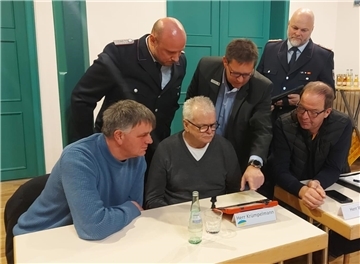 Bei der Ausschusssitzung simulierte die Feuerwehr einen Alarm, um den Ratsmitgliedern zu demonstrieren, wie dabei inzwischen moderne Technik hilft.