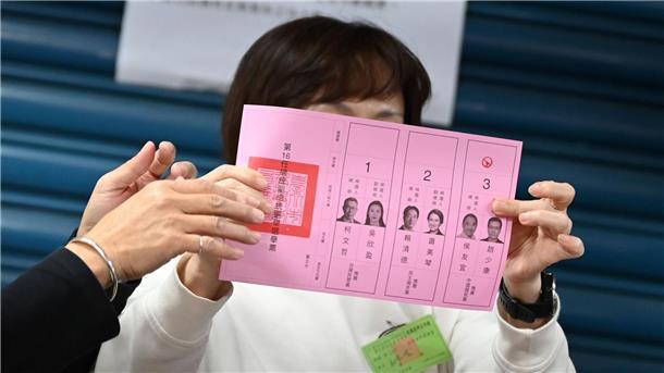 Bei der Auszählung der Stimmen werden die Wahlzettel Bürgern gezeigt, um das Verfahren transparent zu machen.