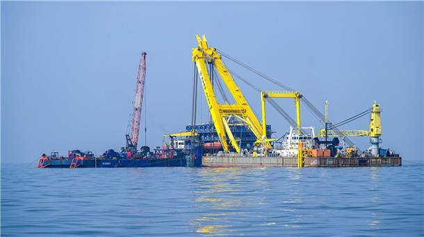 Komplizierte Bergung der „Verity“ aus der Nordsee beendet Bei der Bergung des gesunkenen Frachters „Verity“ in der Deutschen Bucht war einer der stärksten Schwimmkräne Europas im Einsatz.