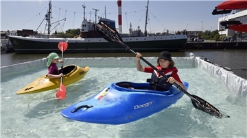 Bei der Bremerhavener Sportmeile gibt es viele Mitmachangebote, zum Beispiel ein Kanu-Trainingsbecken.