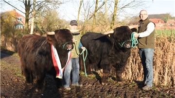 Bei der „Cloppenburg Open” wurden „Pamela vom Höhneroog“ (vorderes Tier) und „Jamie of Yarchester“ aus der Zucht von Sven (rechts) und Helmut Frerichs (links) aus Ueterlande ausgezeichnet.