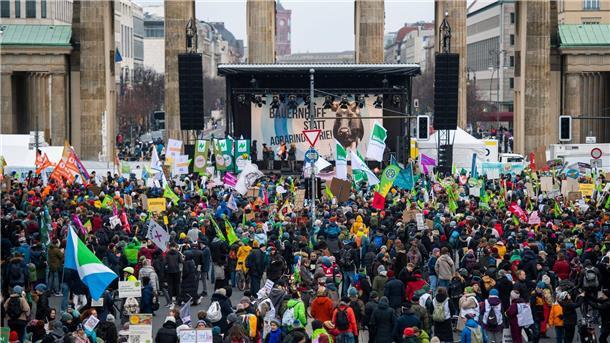 Mit Treckern für Tierschutz - Appell für Kampf gegen Hunger Bei der Demonstration der Initiative „Wir haben es satt!“ zu „Gutes Essen für alle - statt Profite für wenige“ stehen Teilnehmer vor dem Brandenburger Tor.