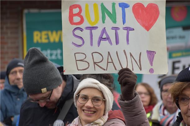 Frau mit Protestschild