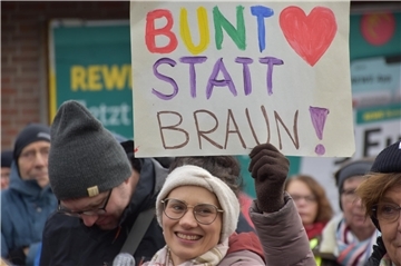 Frau mit Protestschild
