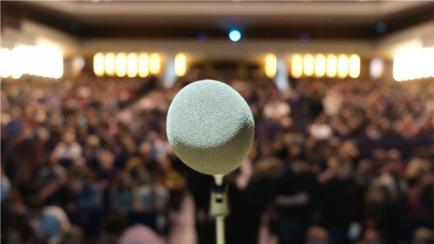 Bei der Deutschsprachigen Meisterschaft im Poetry Slam sind im Einzelwettbewerb 80 Autorinnen und Autoren angetreten. 