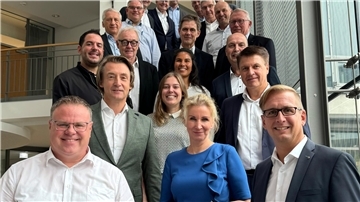 Mehrere Menschen haben sich zu einem Gruppenfoto aufgestellt.